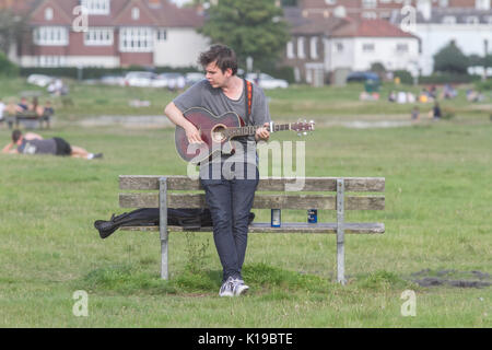 London, Großbritannien. 26 Aug, 2017. Ein Mann Gitarre spielen an einem lauen warmen Tag auf Wimbledon Common mit warmem Wetter im August Bank Holiday Wochenende Credit vorhergesagt: Amer ghazzal/Alamy leben Nachrichten Stockfoto