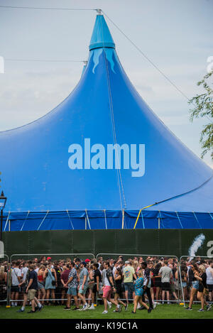 London, Großbritannien. 26 Aug, 2017. Menschenmassen vor dem Trinken, da Sie der Warteschlange für den SW 4 Dance Festival auf Clapham Common auf einer sonnigen Bank Holiday Nachmittag. Credit: Guy Bell/Alamy leben Nachrichten Stockfoto