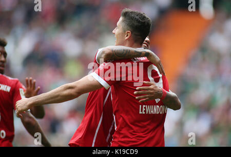 26.08.2017, Fussball 1. Liga 2017/2018, 2.Spieltag SV Werder Bremen - FC Bayern MŸnchen im Bremer Weserstadion, Robert Lewandowski (Bayern) schiesst Tor zum 0:2/Jubel/Torjubel mit Arturo Vidal (Bayern) Foto: Cronos/MIS Stockfoto