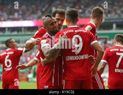 26.08.2017, Fussball 1. Liga 2017/2018, 2.Spieltag SV Werder Bremen - FC Bayern MŸnchen im Bremer Weserstadion, Robert Lewandowski (Bayern) schiesst Tor zum 0:1/Jubel/Torjubel mit der Mannschaft/Arturo Vidal (Bayern), Mats Hummels (Bayern) Foto: Cronos/MIS Stockfoto