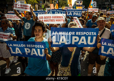 Barcelona, Katalonien, Spanien. 26 Aug, 2017. Die Demonstranten halten Papiere" die beste Antwort ist Frieden", während eine alternative Kundgebung der linken Partei 'Cup' in Gedenken an die Opfer der dschihadistischen Terror, Barcelona und Cambrils. Credit: Matthias Oesterle/ZUMA Draht/ZUMAPRESS.com/Alamy leben Nachrichten Stockfoto