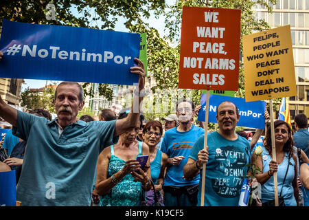 Barcelona, Katalonien, Spanien. 26 Aug, 2017. Ein demonstrant mit Ihrem Plakat shouts Parolen, wie sie Teil in einem alternativen Kundgebung der Linken nimmt Partei 'Cup' in Gedenken an diejenigen, die von islamistischen Terroristen in Barcelona und Cambrils Credit: Matthias Oesterle/ZUMA Draht/ZUMAPRESS.com/Alamy Leben Nachrichten getötet Stockfoto