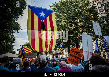 Barcelona, Spanien. 26 August, 2017. Demonstranten, die sich gegen den Terrorismus während eine alternative März in Gedenken für die Opfer der dschihadistischen Terror, Barcelona und Cambrils Credit: Matthias Oesterle/Alamy leben Nachrichten Stockfoto