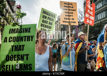 Barcelona, Spanien. 26 August, 2017. Demonstranten Plakate an eine alternative Kundgebung der linken Partei 'Cup' in Gedenken an die Opfer der dschihadistischen Terror, Barcelona und Cambrils Credit: Matthias Oesterle/Alamy leben Nachrichten Stockfoto