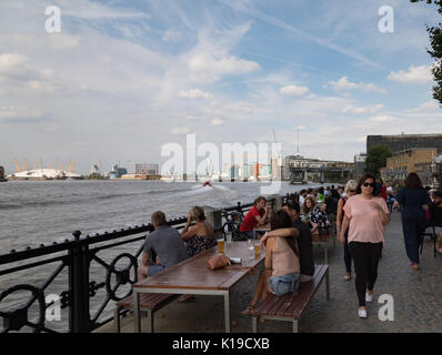 Greenwich, London, UK. 26. August 2017. UK Wetter: Sonnig Feiertag in Greenwich London. Touristen und Einheimische, die das Londoner genießen eine sonnige Bank Holiday in den Straßen von Greenwich in der Nähe der Themse Credit: WansfordPhoto/Alamy leben Nachrichten Stockfoto