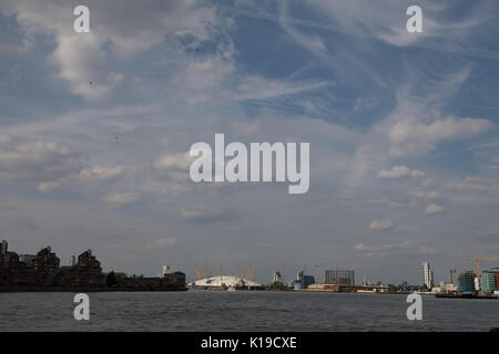 Greenwich, London, UK. 26. August 2017. UK Wetter: Sonnig Feiertag in Greenwich London. Touristen und Einheimische, die das Londoner genießen eine sonnige Bank Holiday in den Straßen von Greenwich in der Nähe der Themse, Blick auf die 02-Stadion. Credit: WansfordPhoto/Alamy leben Nachrichten Stockfoto