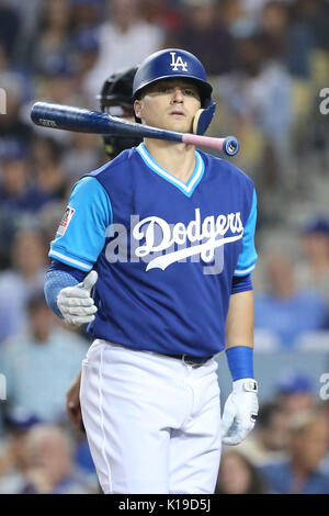 Los Angelese, Kalifornien, USA. 25 Aug, 2017. August 25, 2017: Los Angeles Dodgers Mittelfeldspieler Enrique Hernandez (14) wirft seinen Hieb nach dem Markanten im Spiel zwischen den Milwaukee Brewers und die Los Angeles Dodgers, Dodger Stadium Los Angeles, CA. Fotograf: Peter Joneleit. Credit: Cal Sport Media/Alamy leben Nachrichten Stockfoto