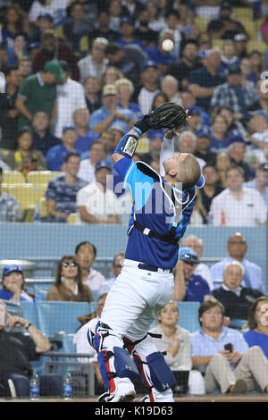 Los Angelese, Kalifornien, USA. 25 Aug, 2017. August 25, 2017: Los Angeles Dodgers Catcher c (9) Die Fänge ein pop Foul im Spiel zwischen den Milwaukee Brewers und die Los Angeles Dodgers, Dodger Stadium Los Angeles, CA. Fotograf: Peter Joneleit. Credit: Cal Sport Media/Alamy leben Nachrichten Stockfoto