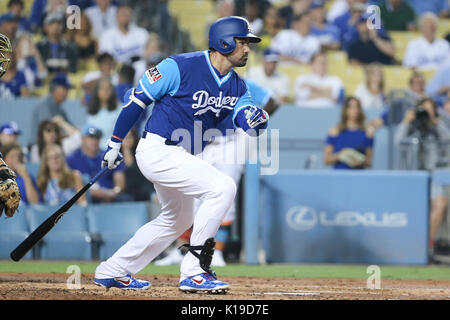 Los Angelese, Kalifornien, USA. 25 Aug, 2017. August 25, 2017: Los Angeles Dodgers erste Basisspieler Adrian Gonzalez (23) Augen seine Unterseite Erfolg im Spiel zwischen den Milwaukee Brewers und die Los Angeles Dodgers, Dodger Stadium Los Angeles, CA. Fotograf: Peter Joneleit. Credit: Cal Sport Media/Alamy leben Nachrichten Stockfoto