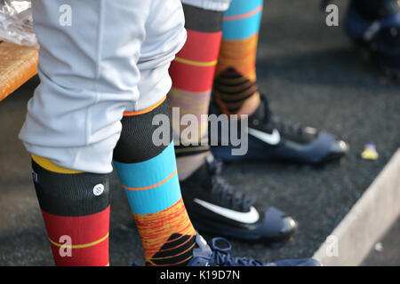 Los Angelese, Kalifornien, USA. 25 Aug, 2017. 25. August 2017: Viele Spieler Sport sehr bunte Socken für Wochenende des Spielers im Spiel zwischen den Milwaukee Brewers und die Los Angeles Dodgers, Dodger Stadium Los Angeles, CA. Fotograf: Peter Joneleit. Credit: Cal Sport Media/Alamy leben Nachrichten Stockfoto