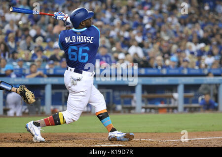 Los Angelese, Kalifornien, USA. 25 Aug, 2017. August 25, 2017: Los Angeles Dodgers rechter Feldspieler Yasiel Puig (66) Uhren seine tiefe Homer bis Mitte Feld im Spiel zwischen den Milwaukee Brewers und die Los Angeles Dodgers, Dodger Stadium Los Angeles, CA. Fotograf: Peter Joneleit. Credit: Cal Sport Media/Alamy leben Nachrichten Stockfoto