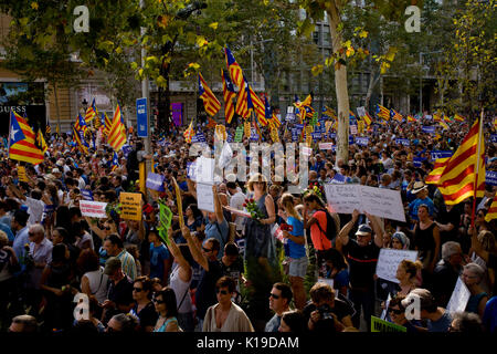 August 26, 2017 - Barcelona, Katalonien, Spanien - Barcelona Menschen Teil findet in einem März gegen terroristische Angriffe. Eine halbe Million Menschen haben durch die Straßen unter dem Motto "Wir haben keine Angst nach, dass ein Terroranschlag in Las Ramblas in Barcelona und in der Nähe von Cambrils 15 Menschen getötet, in der letzten Woche demonstriert. (Bild: © Jordi Boixareu über ZUMA Draht) Stockfoto