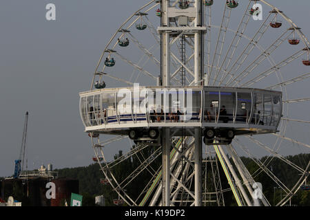 Worms, Deutschland. 26. August 2017. Die Kabine der Stadt Skyliner Fahrt, die Welten, die höchste mobile Observation Tower, erhebt sich vor dem Riesenrad. Der größte Wein- und Volksfest am Rhein, das backfischfest in Worms begann mit der traditionellen Übergabe der Macht aus dem Oberbürgermeister, dem Bürgermeister von der Fischer, Lea. Die Zeremonie wurde von Tänzen und Musik umrahmt. Staatssekretärin Daniela Schmitt vom rheinland-pfälzischen Ministerium für Wirtschaft, Verkehr, Landwirtschaft und Weinbau nahmen an der Eröffnung der Credit: Michael Debets/Alamy leben Nachrichten Stockfoto