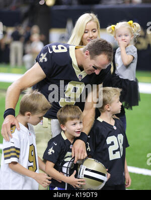 New Orleans, Louisiana, USA. 26 Aug, 2017. New Orleans Saints Quarterback Drew Brees steht mit seiner Familie vor seinem preseason Spiel gegen die Houston Texans im Mercedes-Benz Superdome in New Orleans, Louisiana, USA am 26. August 2017. Credit: Dan Anderson/ZUMA Draht/Alamy leben Nachrichten Stockfoto