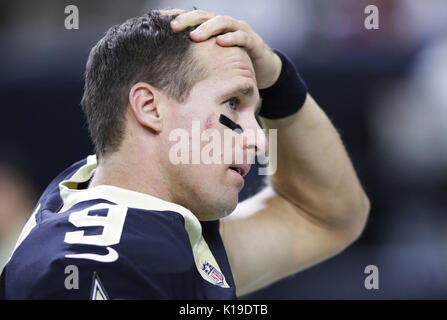 New Orleans, Louisiana, USA. 26 Aug, 2017. New Orleans Saints Quarterback Drew Brees behebt die Haare während der Aufwärmphase vor seinem preseason Spiel gegen die Houston Texans im Mercedes-Benz Superdome in New Orleans, Louisiana, USA am 26. August 2017. Credit: Dan Anderson/ZUMA Draht/Alamy leben Nachrichten Stockfoto