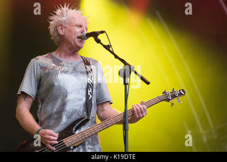 Belfast, Nordirland. 27/08/2017 - Greg Cowan aus Belfast Punk Rock Band "spielt die Ausgestoßenen' im Custom House Square Music Festival. Stockfoto