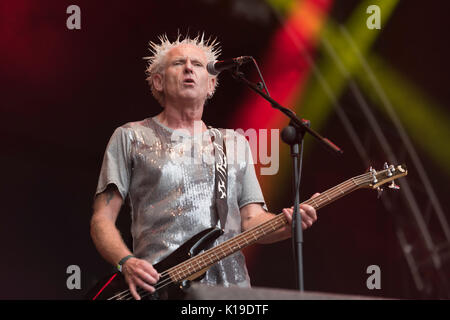 Belfast, Nordirland. 27/08/2017 - Greg Cowan aus Belfast Punk Rock Band "spielt die Ausgestoßenen' im Custom House Square Music Festival. Stockfoto