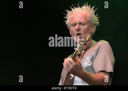 Belfast, Nordirland. 27/08/2017 - Greg Cowan aus Belfast Punk Rock Band "spielt die Ausgestoßenen' im Custom House Square Music Festival. Stockfoto