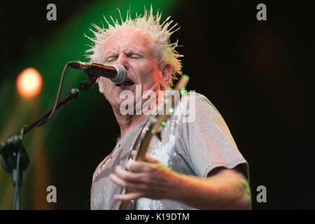 Belfast, Nordirland. 27/08/2017 - Greg Cowan aus Belfast Punk Rock Band "spielt die Ausgestoßenen' im Custom House Square Music Festival. Stockfoto