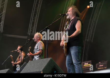 Belfast, Nordirland. 27/08/2017 - Belfast Punk Rock Band "Die Ausgestoßenen" spielen im Custom House Square Music Festival. Stockfoto