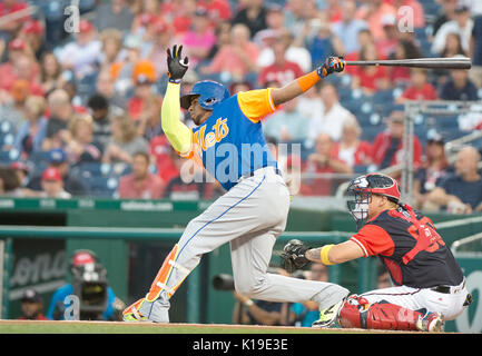 New York Mets linken Feldspieler Yoenis Cespedes (52) Schwingen und vermisst, als er im ersten Inning gegen die Washington Nationals an den Angehörigen Park in Washington, DC am Freitag, den 25. August 2017 Fledermäuse. Quelle: Sachs/Mediapunch (Einschränkung: Keine New York oder New Jersey Zeitungen oder Zeitschriften innerhalb eines 75-Meilen-Radius von New York City) Stockfoto