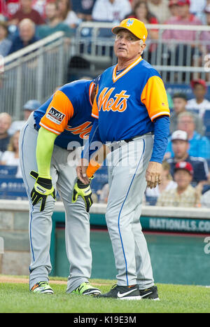 New York Mets Manager Terry Collins (10) reagiert auf die Verletzung des linken Feldspieler Yoenis Cespedes (52) im ersten Inning gegen die Washington Nationals an den Angehörigen Park in Washington, DC am Freitag, den 25. August 2017. Quelle: Sachs/Mediapunch (Einschränkung: Keine New York oder New Jersey Zeitungen oder Zeitschriften innerhalb eines 75-Meilen-Radius von New York City) Stockfoto