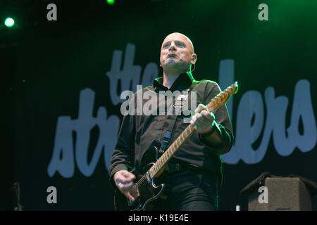 Belfast, Nordirland. 26/08/2017 - Punk Band "The Stranglers" spielen Custom House Square Stockfoto