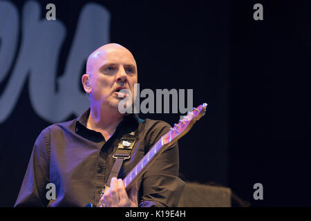 Belfast, Nordirland. 26/08/2017 - Punk Band "The Stranglers" spielen Custom House Square Stockfoto