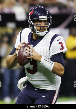 New Orleans, Louisiana, USA. 26 Aug, 2017. Houston Texans Quarterback Tom Savage sieht durch gegen die New Orleans Saints während der preseason Spiel im Mercedes-Benz Superdome in New Orleans, Louisiana, USA am 26. August 2017. Credit: Dan Anderson/ZUMA Draht/Alamy leben Nachrichten Stockfoto