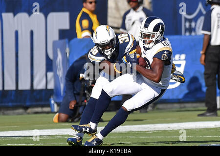 Los Angeles, USA. 26. August 2017. Los Angeles Rams wide receiver Pharoh Cooper #10 den Pass Fänge und wird durch Los Angeles Ladegeräte Defensive zurück Desmond King #36 in Aktion in der ersten Hälfte während der NFL Football Spiel gegen die Los Angeles Ladegeräte im Los Angeles Memorial Coliseum Los Angeles, Kalifornien. Obligatorische Photo Credit: Louis Lopez/CSM Stockfoto