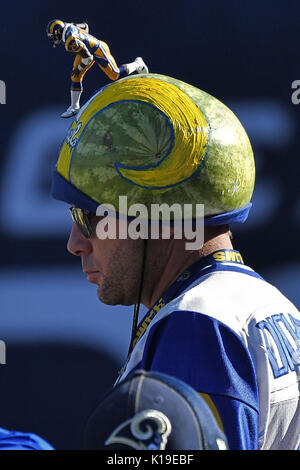 Los Angeles, USA. 26. August 2017. Los Angeles Rams Fans auf den Tribünen während der NFL Football Spiel gegen die Los Angeles Ladegeräte im Los Angeles Memorial Coliseum Los Angeles, Kalifornien. Obligatorische Photo Credit: Louis Lopez/CSM Stockfoto