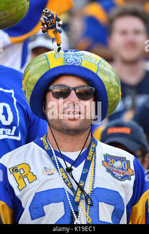 Los Angeles, USA. 26. August 2017. Los Angeles Rams Fans auf den Tribünen während der NFL Football Spiel gegen die Los Angeles Ladegeräte im Los Angeles Memorial Coliseum Los Angeles, Kalifornien. Obligatorische Photo Credit: Louis Lopez/CSM Stockfoto
