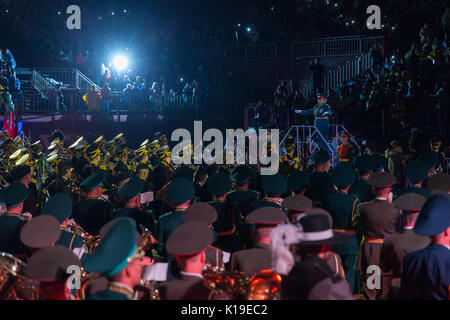 Moskau, Russland. 26 Aug, 2017. Bands während des passkaya Turm' Internationales Militär Musik Festival in Moskau, Russland, am 12.08.26., 2017. Die passkaya Turm' International Military Music Festival eröffnet auf dem Roten Platz in Moskau am Samstag. Credit: Bai Xueqi/Xinhua/Alamy leben Nachrichten Stockfoto