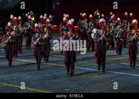 Moskau, Russland. 26 Aug, 2017. Die Carabinieri Band aus Italien führt während des passkaya Turm' Internationales Militär Musik Festival in Moskau, Russland, am 12.08.26., 2017. Die passkaya Turm' International Military Music Festival eröffnet auf dem Roten Platz in Moskau am Samstag. Credit: Bai Xueqi/Xinhua/Alamy leben Nachrichten Stockfoto