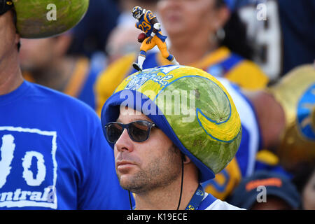 Los Angeles, USA. 26. August 2017. Los Angeles Rams Fans auf den Tribünen während der NFL Football Spiel gegen die Los Angeles Ladegeräte im Los Angeles Memorial Coliseum Los Angeles, Kalifornien. Obligatorische Photo Credit: Louis Lopez/CSM Stockfoto