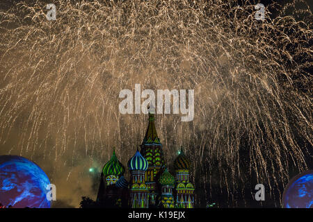 Moskau, Russland. 26 Aug, 2017. Feuerwerke sind während des passkaya Turm' Internationales Militär Musik Festival in Moskau, Russland, am 26.08.2017, gesehen. Die passkaya Turm' International Military Music Festival eröffnet auf dem Roten Platz in Moskau am Samstag. Credit: Bai Xueqi/Xinhua/Alamy leben Nachrichten Stockfoto