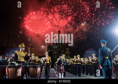 Moskau, Russland. 26 Aug, 2017. Die Masse der Teilnehmer ist während des passkaya Turm' International Military Music Festival in Moskau, Russland, am 26. August 2017 gesehen. Die passkaya Turm' International Military Music Festival eröffnet auf dem Roten Platz in Moskau am Samstag. Credit: Evgeny Sinitsyn/Xinhua/Alamy leben Nachrichten Stockfoto