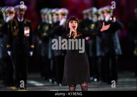 Moskau, Russland. 26 Aug, 2017. Die französische Sängerin Mireille Mathieu führt während des passkaya Turm' Internationales Militär Musik Festival in Moskau, Russland, am 26. August 2017. Die passkaya Turm' International Military Music Festival eröffnet auf dem Roten Platz in Moskau am Samstag. Credit: Evgeny Sinitsyn/Xinhua/Alamy leben Nachrichten Stockfoto