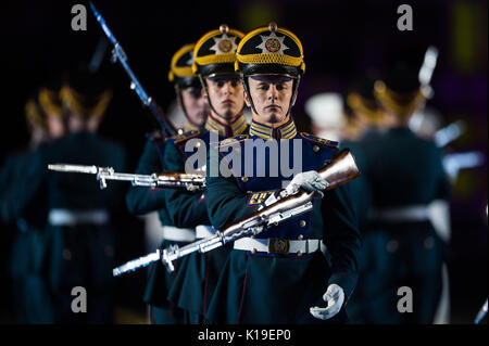 Moskau, Russland. 26 Aug, 2017. Die Ehrengarde der Präsidentschaftswahlen Regiment führt während des passkaya Turm' Internationales Militär Musik Festival in Moskau, Russland, am 26. August 2017. Die passkaya Turm' International Military Music Festival eröffnet auf dem Roten Platz in Moskau am Samstag. Credit: Evgeny Sinitsyn/Xinhua/Alamy leben Nachrichten Stockfoto