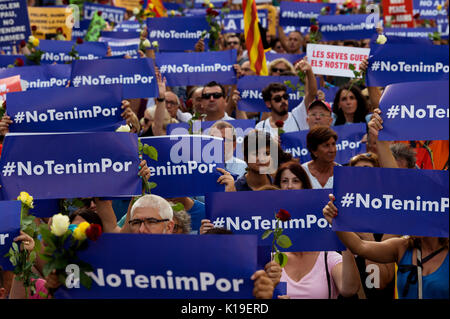 Barcelona, Spanien. 26 Aug, 2017. Personen Schildern mit der Aufschrift "Wir haben keine Angst" an einer Demonstration gegen den Terrorismus in Barcelona, Spanien, 26.08.2017. Credit: Lino De Vallier/Xinhua/Alamy leben Nachrichten Stockfoto