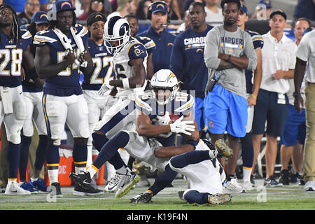 Los Angeles, USA. 26. August 2017. Los Angeles Ladegeräte wide receiver Andre Patton #88 fängt den Pass in Aktion in der zweiten Hälfte während der NFL Football Spiel. Die Los Angeles Rams gegen die Los Angeles Ladegeräte im Los Angeles Memorial Coliseum Los Angeles, Kalifornien. Obligatorische Photo Credit: Louis Lopez/CSM Stockfoto