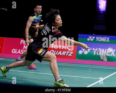 Glasgow, Großbritannien. 26 Aug, 2017. Zheng Siwei (hinten) und Chen Qingchen von China konkurrieren im gemischten Doppel Halbfinale gegen Chris Adcock und Gabrielle Adcock Englands bei BWF Badminton World Championships 2017 in Glasgow, Großbritannien, am 12.08.26., 2017. Credit: Han Yan/Xinhua/Alamy leben Nachrichten Stockfoto