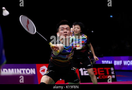 Glasgow, Großbritannien. 26 Aug, 2017. Zheng Siwei (vorne) und Chen Qingchen von China konkurrieren im gemischten Doppel Halbfinale gegen Chris Adcock und Gabrielle Adcock Englands bei BWF Badminton World Championships 2017 in Glasgow, Großbritannien, am 12.08.26., 2017. Credit: Han Yan/Xinhua/Alamy leben Nachrichten Stockfoto