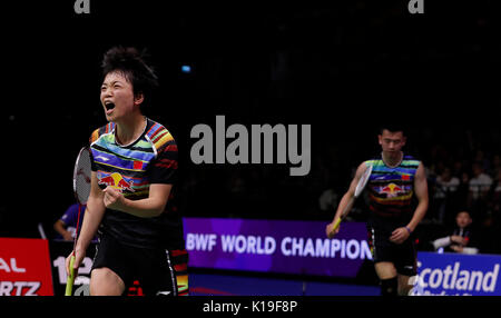 Glasgow, Großbritannien. 26 Aug, 2017. Zheng Siwei (R) und Chen Qingchen China feiern im gemischten Doppel Halbfinale gegen Chris Adcock und Gabrielle Adcock Englands bei BWF Badminton World Championships 2017 in Glasgow, Großbritannien, am 12.08.26., 2017. Credit: Han Yan/Xinhua/Alamy leben Nachrichten Stockfoto