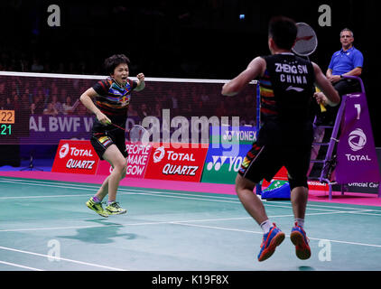 Glasgow, Großbritannien. 26 Aug, 2017. Zheng Siwei (R) und Chen Qingchen China feiern nach dem gemischten Doppel Halbfinale gegen Chris Adcock und Gabrielle Adcock Englands bei BWF Badminton World Championships 2017 in Glasgow, Großbritannien, am 12.08.26., 2017. Credit: Han Yan/Xinhua/Alamy leben Nachrichten Stockfoto