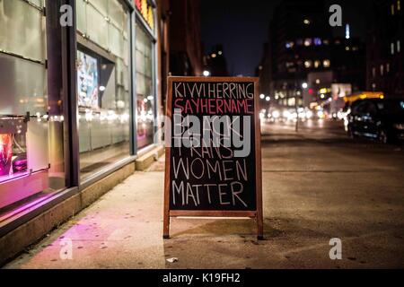 New York City, New York, USA. 26 Aug, 2017. Ein Zeichen der Unterstützung bei Waverly Place. Dutzende demonstriert für Kiwi Hering, eine 30 Jahre alte Frau, die trangender erschossen wurde und von St. Louis Polizei getötet, nachdem ein Anruf von einem Nachbarn. Die Demonstration wurde schließlich ein Marsch, durch Lower Manhattan schlängelte, hält an Restaurants, um die Nachricht an den Kunden zu liefern. Mindestens eine verbale Auseinandersetzung durchsickerte. Die Familie von Hering, der behauptet, dass sie das Opfer war der langfristigen Belästigung durch eine Ã¢â'¬Å" homophobicÃ¢â'¬Â Nachbar, während die Polizei behauptet, dass Sie eine Stockfoto