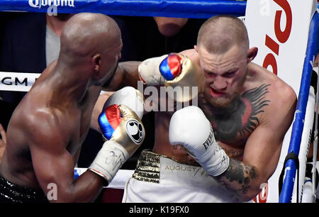 Las Vegas, Nevada, USA. 26 August, 2017. Las Vegas, NV, USA. 26 Aug, 2017. (Im blk-GLD-Amtsleitungen) Floyd Mayweather Jr. geht 10 Runden mit Conor McGregor Samstag bei der T-Mobile Arena in Las Vegas. Floyd Mayweather jr. nahm der Gewinn durch TKO als den Kampf stoppen in der zehnten Runde war. Dies war Floyd's letzter Kampf es endet bei 50 wins. Fotos von Gene Blevins/LA DailyNews/SCNG. Credit: Gene Blevins/ZUMA Draht/Alamy leben Nachrichten Stockfoto
