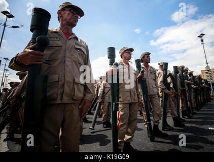 Caracas, Venezuela. 26 Aug, 2017. Foto zur Verfügung gestellt durch das Ministerium des Innern und der Justiz von Venezuela zeigt, Mitglieder der Sicherheitskräfte, die an einer militärischen Drill in Caracas, Venezuela, am 12.08.26., 2017. Venezolanische Verteidigungsminister Vladimir Padrino Lopez am Samstag kündigte den Beginn eines landesweiten militärischen Drill, am Halten des Landes Schlacht im Falle einer ausländische Invasion bereit. Quelle: Ministerium für Inneres und Justiz/Xinhua/Alamy leben Nachrichten Stockfoto