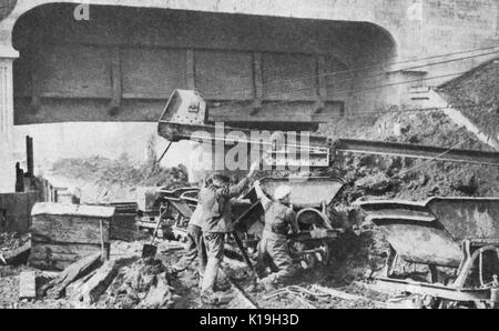 1930 - Bagger reduzieren die Erde weg für die North Circular Road, London unter dem Aquädukt, die die Grand Junction Canal zu machen Stockfoto