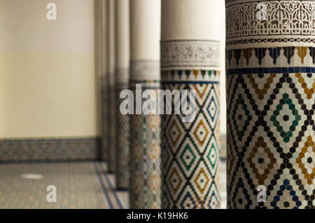 Detail des Inneren Spalten in Hof, Museum von Marrakesch, Marokko Stockfoto
